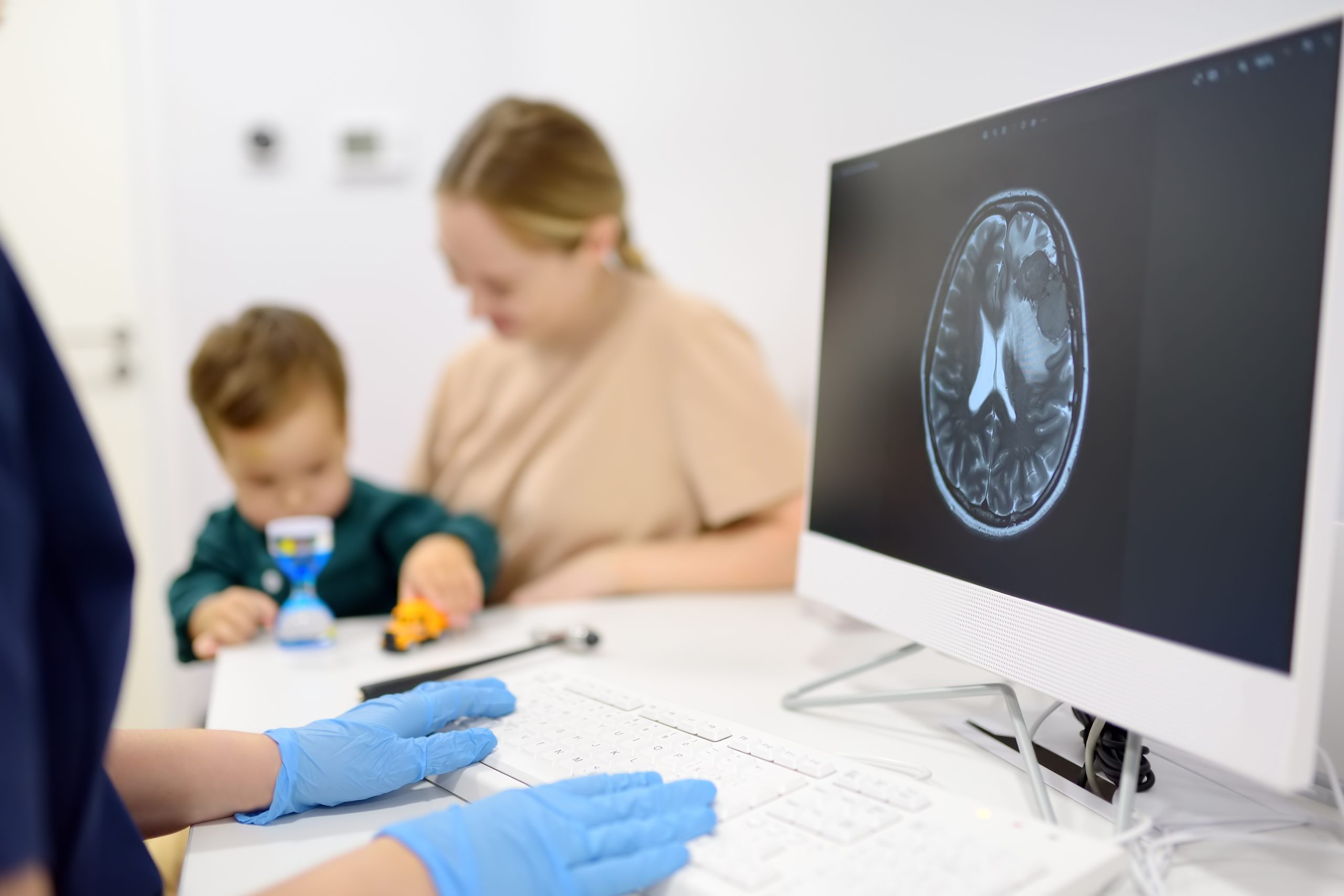 Imagen de un niño en un entorno médico, posiblemente interactuando con un profesional de la salud o equipo, para representar la aplicación de medicina nuclear en pediatría.