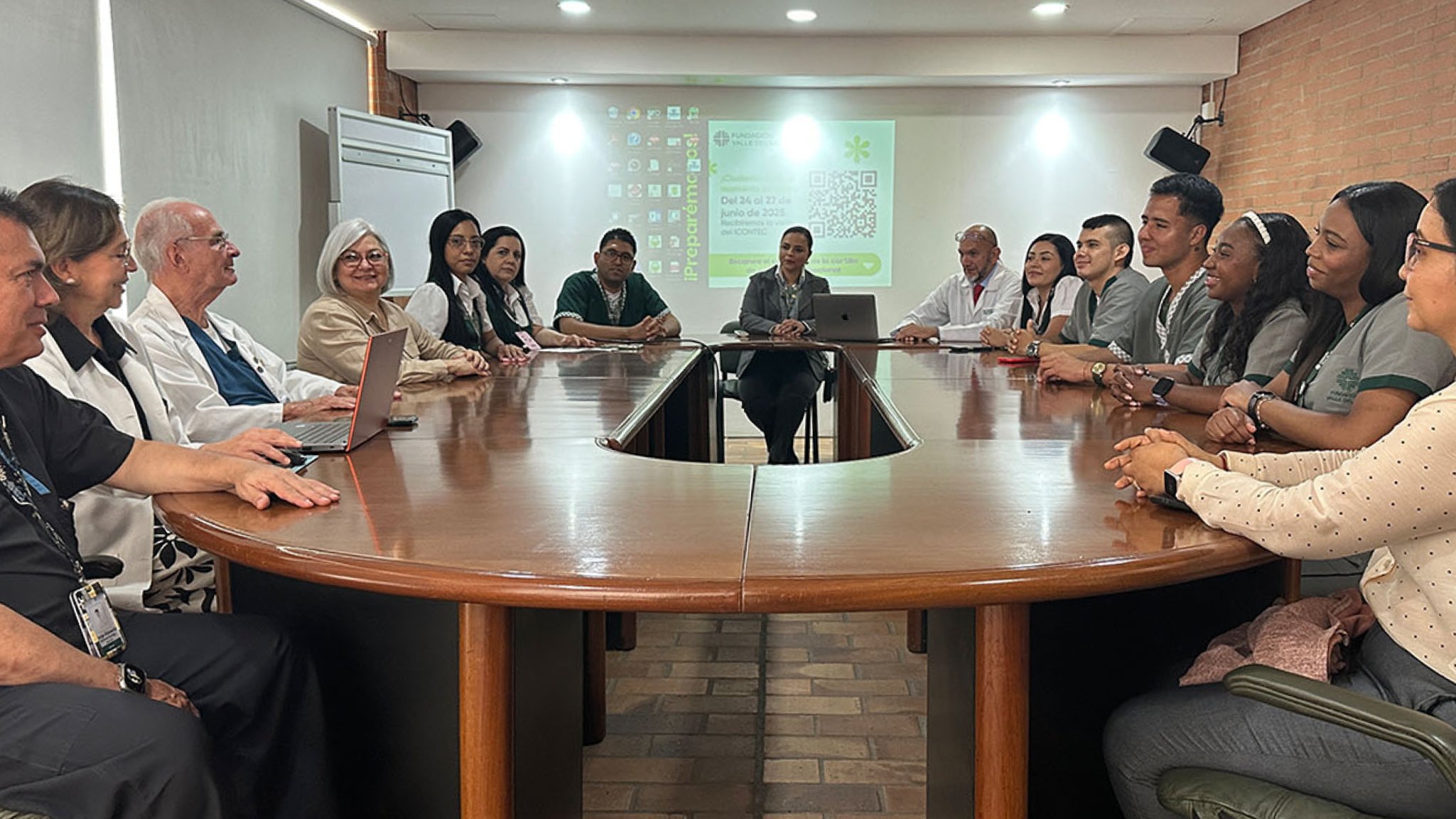 Foto con integrantes comite de etica médica