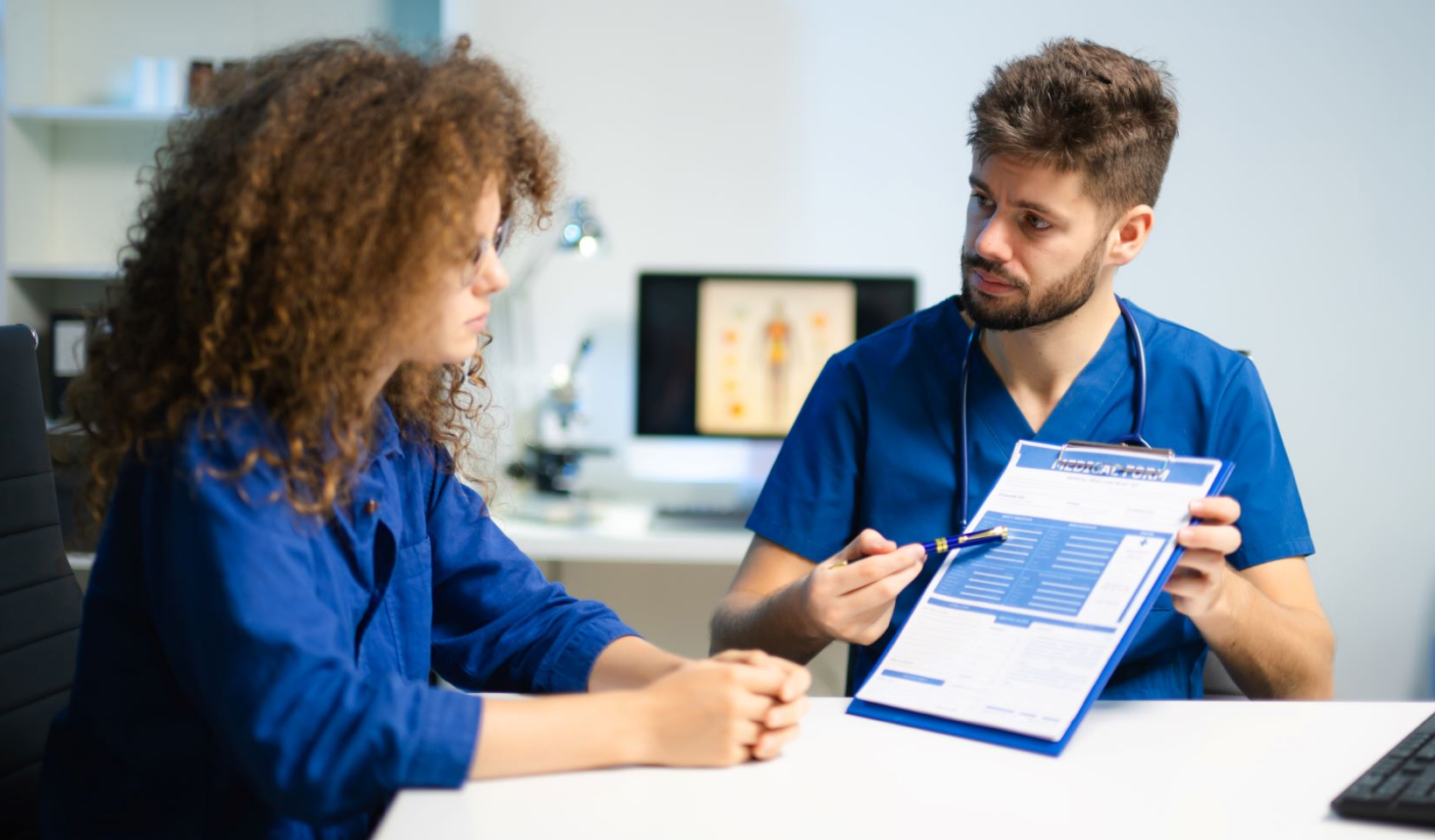  Cáncer y fertilidad: ¡hay esperanza! una mujer recibiendo asesoría del médico