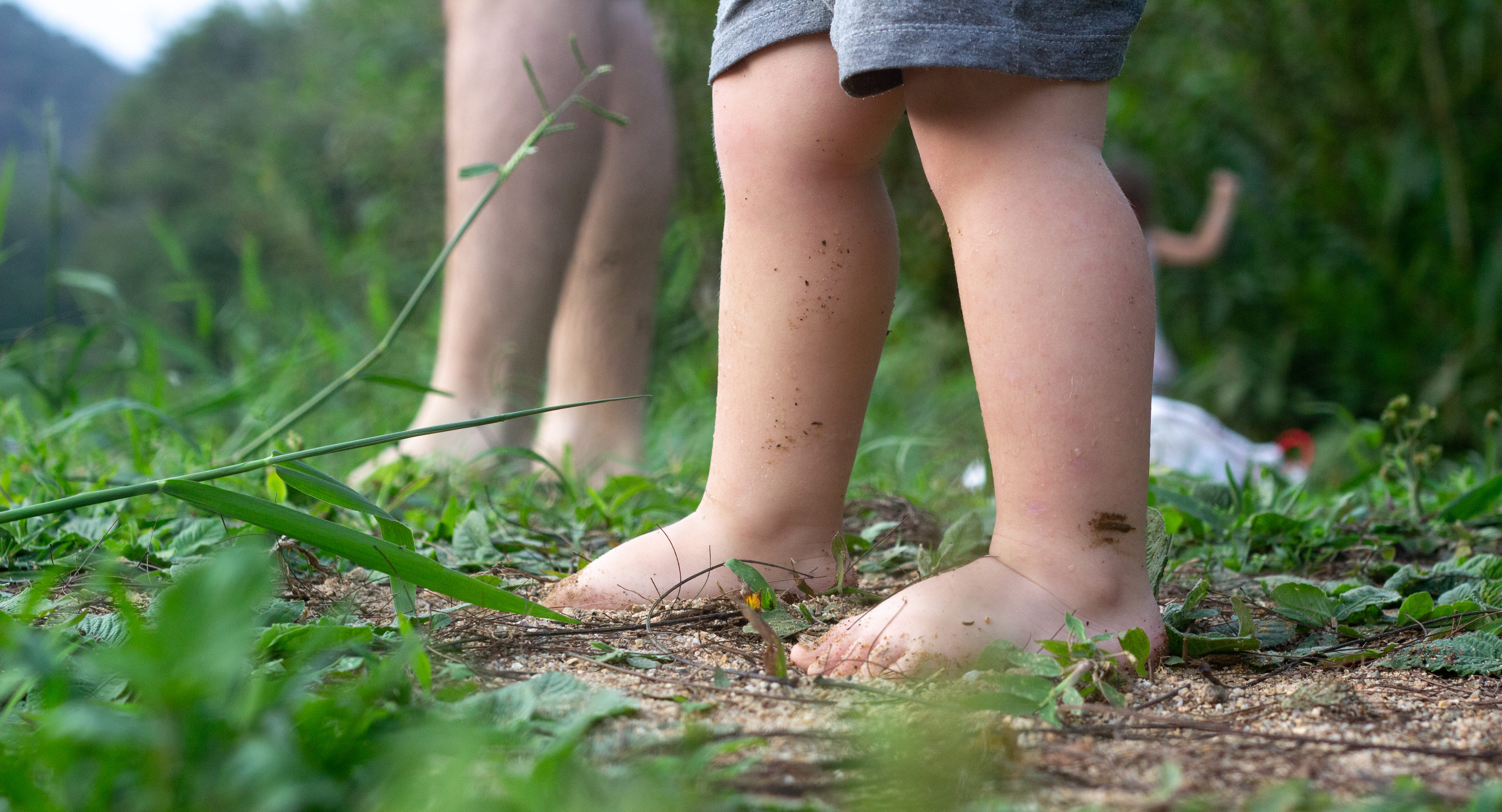 pies descalzos de niños