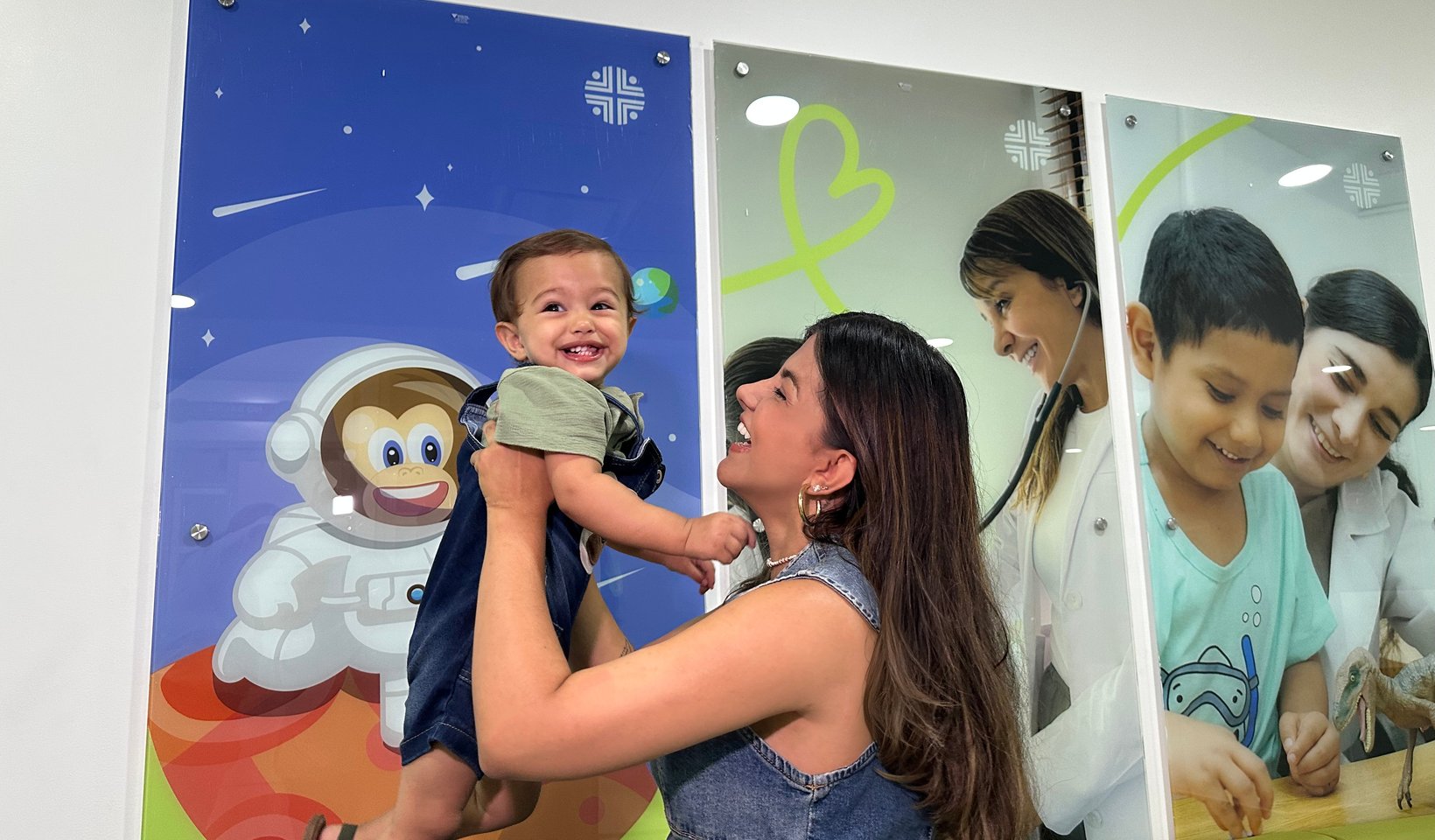 Mamá y bebé sonriendo con Lilo en Sede Limonar Fundación Valle del Lili