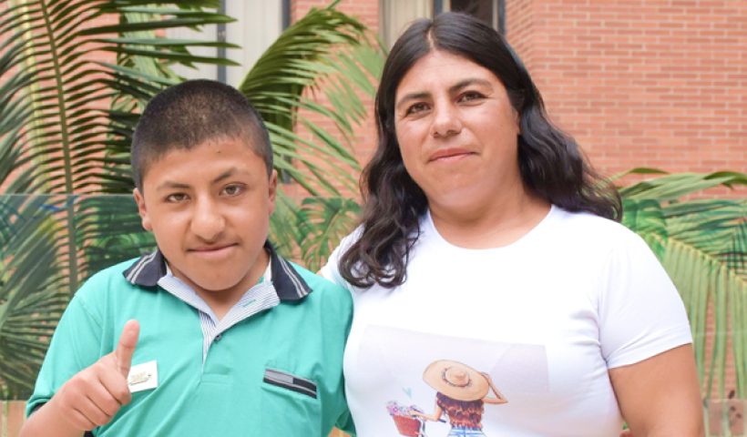 Luis Mario Mallana Vásquez y su madre Alba Lucy Vásquez Ibarra. | Foto: Aymer Andrés Álvarez , Fundación Valle del Lili