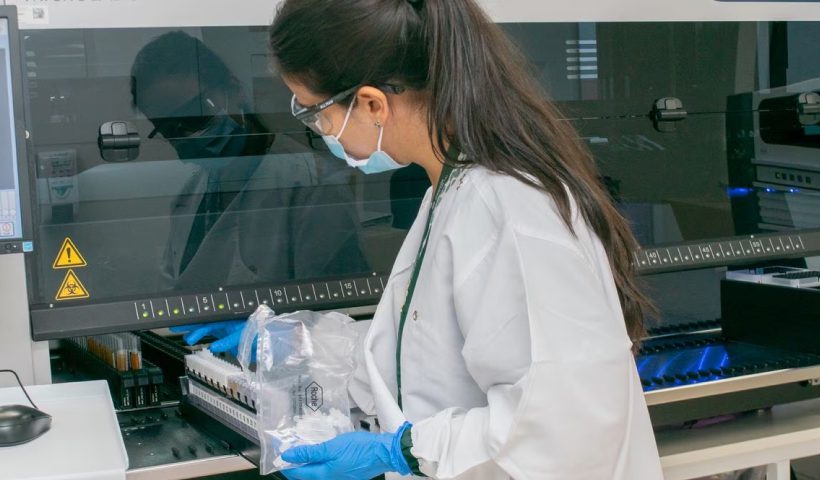 El Banco de Sangre de la Fundación Valle del Lili cuenta con tecnología avanzada para la detección genética de los virus del HIV, Hepatitis B y C, con las pruebas NAT (Técnica de Amplificación Nucleica), un método de la biología molecular para brindar seguridad en las transfusiones.