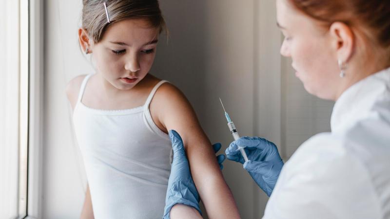 nino-medico-recibiendo-vacuna_23-214880135 (1)