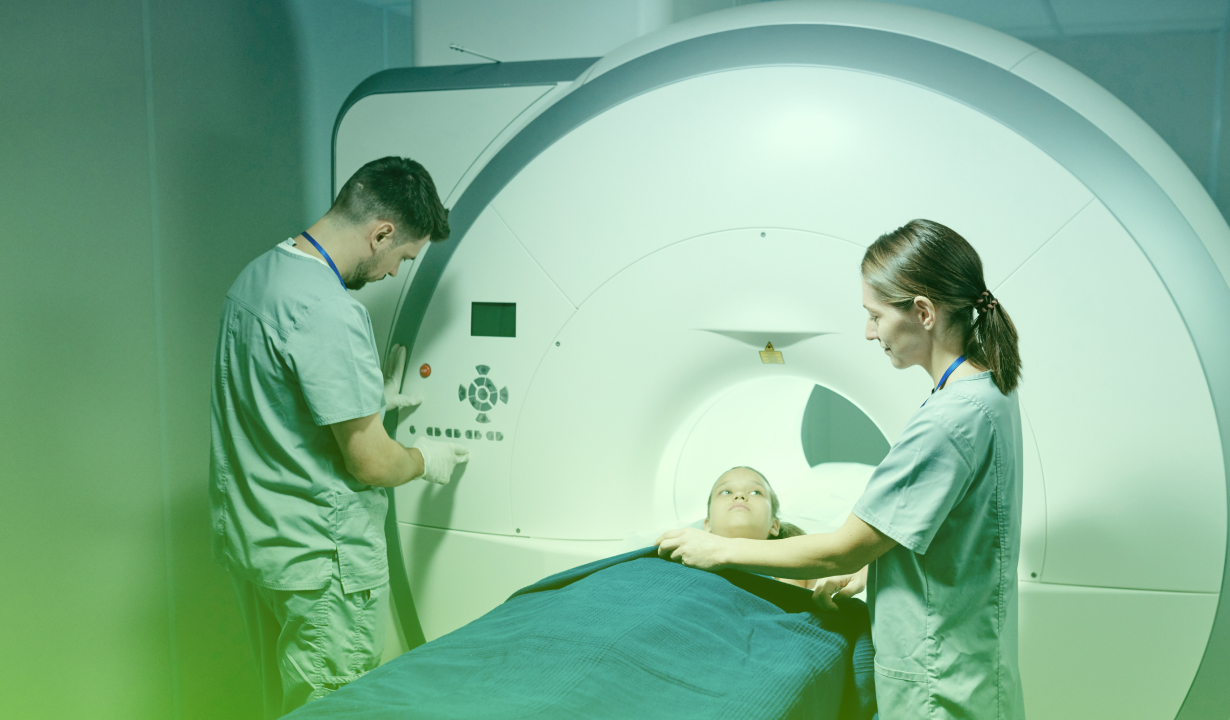 Imagen de un padre o cuidador acompañando a un niño en una sala de espera o durante un procedimiento médico, para destacar el apoyo familiar.