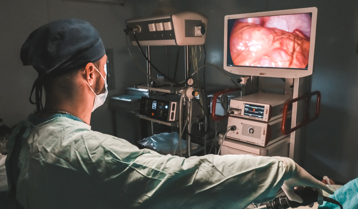 Imágenes de equipos médicos utilizados en el diagnóstico, como una máquina de resonancia magnética o una sonda de manometría.